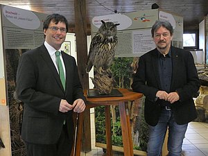 Dr. Marcus Optendrenk en directeur Dr. Ansgar Reichmann naast de opgezette oehoe