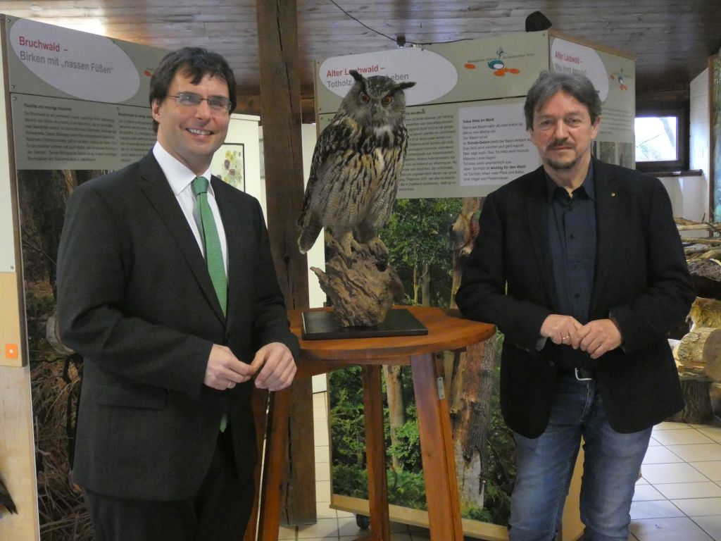 Dr. Marcus Optendrenk en directeur Dr. Ansgar Reichmann naast de opgezette oehoe